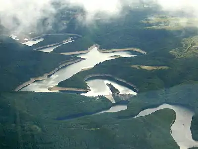 Urftstausee mit direkt unterhalb davon befindlichem Obersee der Rurtalsperre