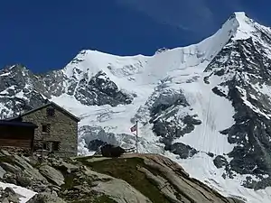 Cabane du Mountet mit Ober Gabelhorn (4063 m)