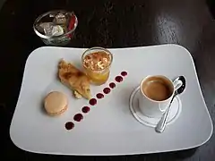 Café gourmand mit Macaron.