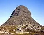 Blick von Nordwesten auf den Caisteal Liath, den höchsten Gipfel des Suilven