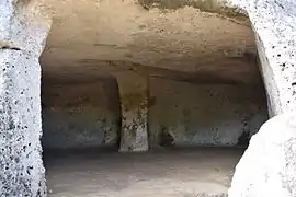 Höhle 3 mit Pilaster und Vertiefung rechts davon
