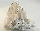 Pfirsichfarbener Calcit mit Markasit auf den Spitzen und weißem Quarz aus der San Antonio Mine, Chihuahua, Mexiko
