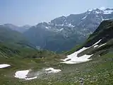 Calfeisental mit Gigerwald-Stausee und den umgebenden Bergen; von links Haldensteiner Calanda und Felsberger Calanda, dann die Kette mit Orglen und Panärahörner (Spitzen ohne einzelne Namen) hoch zum Ringelspitz, das ist die dünne Nadel an der höchsten Stelle des Horizontes. Rechts vom Ringelspitz das Glaserhorn.