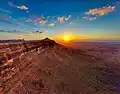 Der Ort Mitzpe Ramon (links) und der große Erosionskrater Machtesch Ramon südlich der Airbase