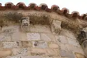 Kragsteine am Dachansatz der Apsis