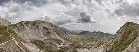 Monte Aquila (links) mit Campo Imperatore