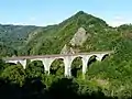 Die Eisenbahnbrücke der Bahnstrecke Aulla Lunigiana–Lucca nahe der Mündung des Edron in den Serchio.