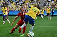 Szene aus dem Spiel um Bronze gegen Brasilien 2016: Josée Bélanger (9) im Duell mit Marta