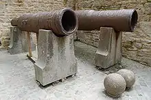 Eiserne Stabringkanonen auf der Stadtbefestigung von Mont-Saint-Michel