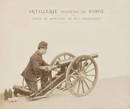 80-mm-Gebirgsgeschütz System de Bangne mit einteiliger Lafette. Man kann deutlich die geteilte Munition erkennen.