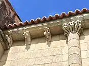 Kapitelle und Konsolen an der Apsis