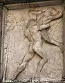 Basis der Eckpilaster, Reliefs mit Taten des Herkules, links außen. Herkules kämpft mit Antäus