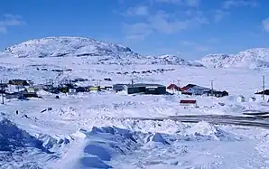 Vorfrühling in Kinngait (Siedlungsteil vor der charakteristischen Kulisse des etwa 220 Meter hohen Kinngait)
