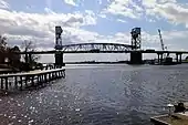 Die Dreharbeiten fanden unter anderem vor der Cape FearMemorial Bridge und in der Downtown von Wilmington statt