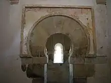 San Miguel de Celanova, mozarabischer Hufeisenbogen mit Alfiz und nicht konzentrischen Bogenlinien
