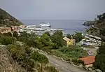 Blick zum Hafen mit der Kirche Maria Assunta