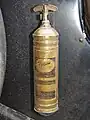Feuerlöscher aus den 1930er-Jahren mit Tetrachlorkohlenstoff als Löschmittel (Handpumpen-Prinzip)