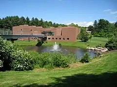Carl C. Icahn Center für die Wissenschaft I,Choate Rosemary Hall,(Privatschule, Wallingford (Connecticut), Architekt: I. M. Pei, 1989)