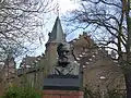 Schurz-Denkmal in Liblar mit Schloss Gracht im Hintergrund. Eine Replik steht im Schloss Bellevue.