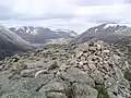 Der Gipfelcairn des Càrn a’ Mhàim, Blick nach Norden auf den Ben Macdui (rechts), den Lairig Ghru (Mitte) und den Braeriach (links)