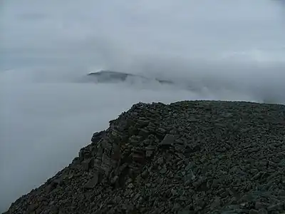 Gipfel in Wolken