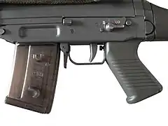 Der Abzugsbügel des SIG 550 ist um 90° nach links oder rechts drehbar, um den Abzug mit Winterhandschuhen bedienen zu können