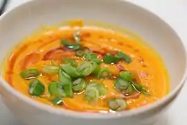 Möhren-Ingwer-Suppe mit Sesamöl
