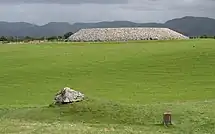 Gesamtansicht; links im Hintergrund der Knocknarea