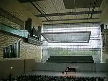 Casa da Música, Porto, Vorhang und blattgoldenes Holzmaserungsmuster von Petra Blaisse
