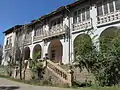 Casa de Salud de Mujeres Carolina Doursther. (33° 38′ 38″ S, 70° 21′ 1″ W-33.643888888889-70.3502777777781020)1870 erbaut als privater Erholungsort. 1911 gestiftet für die Einrichtung eines Tuberkulose-Sanatoriums, das 1919 eröffnet wurde. 1944 um ein zweites Haus erweitert, heute Teil des kommunalen Krankenhauses.