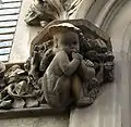 Linker Konsolstein: Klein-kind mit Fläschchen