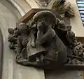 Rechte Konsole: daumen-lutschendes Kleinkind mit Puppe