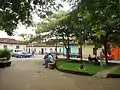 Traditionelle Häuser rund um den Park