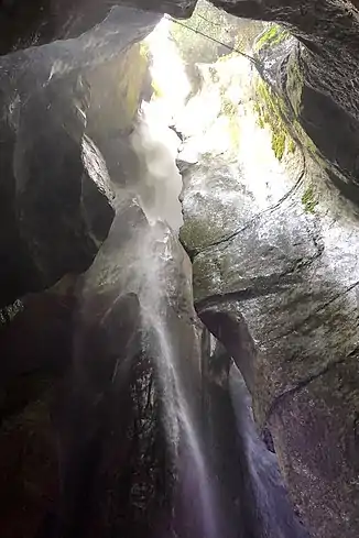 Die untere Grotte der Cascate del Varone(Blick fast senkrecht nach oben)