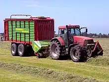 Grasschnitt-Aufnahme aus Schwaden mit einem Kurzschnittladewagen zur Verbringung ins Silo