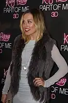 Casey Burgess mit Weste aus geflochtenenm Kanin, mit Seefuchsfell verbrämt (2012)