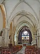 Blick im Langhaus auf den Altarraum
