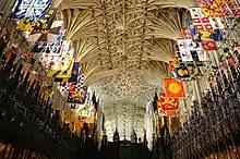 Blick in den Hochchor der St. George’s Chapel mit den Helmkleinodien über dem Sitz des Ritters