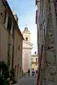 Gasse mit Kirche