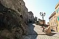 Der Aufgang zur Burg, rechts das mittelalterliche Castelsardo (Burgort)