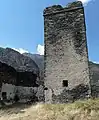 Südturm. Die Mauern im Inneren der Burg sind, wie die Bogengänge, aus grünem Amphibolit, der ursprünglich aus dem Ozean stammt.