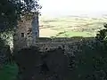 Mauern und ein Turm der Ruine des Castello di Acquafredda