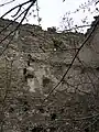 Inneres der Ruinen, an denen man das Niveau der eingestürzten Decke sieht