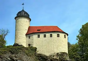 Palas mit Bergfried der erhaltenen Oberburg Rabenstein, wohl 12. Jh., Sachsen