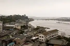 Blick auf die Burg über dem Yasaka-Fluss