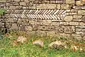 Fischgrätmuster auf der Westseite des Nordostturms im Burgus. Im Fundament sind halbwalzenförmige Zinnensteine des mittelkaiserzeitlichen Kastells verbaut