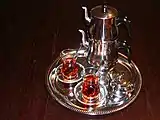 Çaydanlık-Teegeschirr auf einem Serviertablett zusammen mit Teegläsern und Zuckerdose