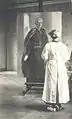 Foto: Beaux malt Cardinal Mercier in ihrem Atelier (1919)