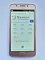 Moto G5 mit der Wikipedia-Startseite