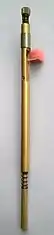 „Moderner“ Metallspringer mit Stellschrauben zur Regulierung der Auslösung, Nylonkiel (weiß) und Filzdämpfer (rot)
